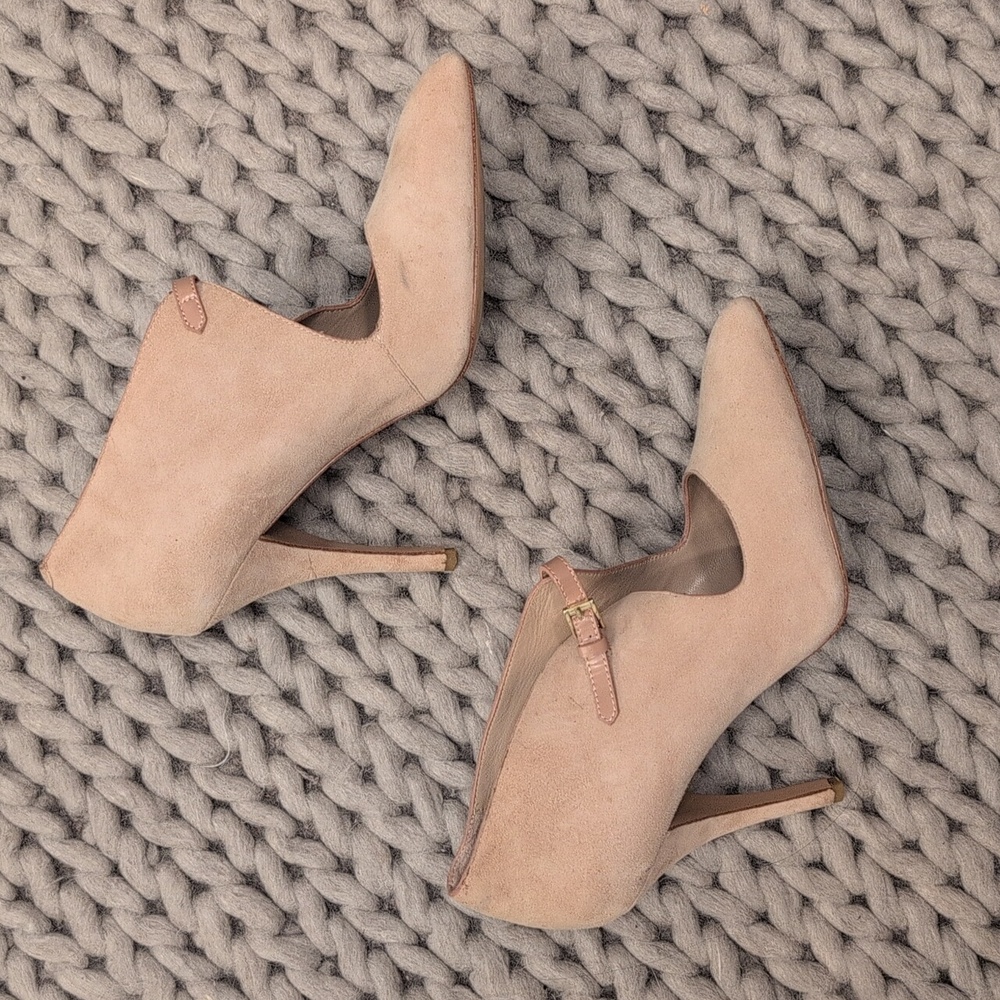 Pour La Victoire Nude Suede Pointed-Toe Pumps | 3.5” Heel | Size 9.5